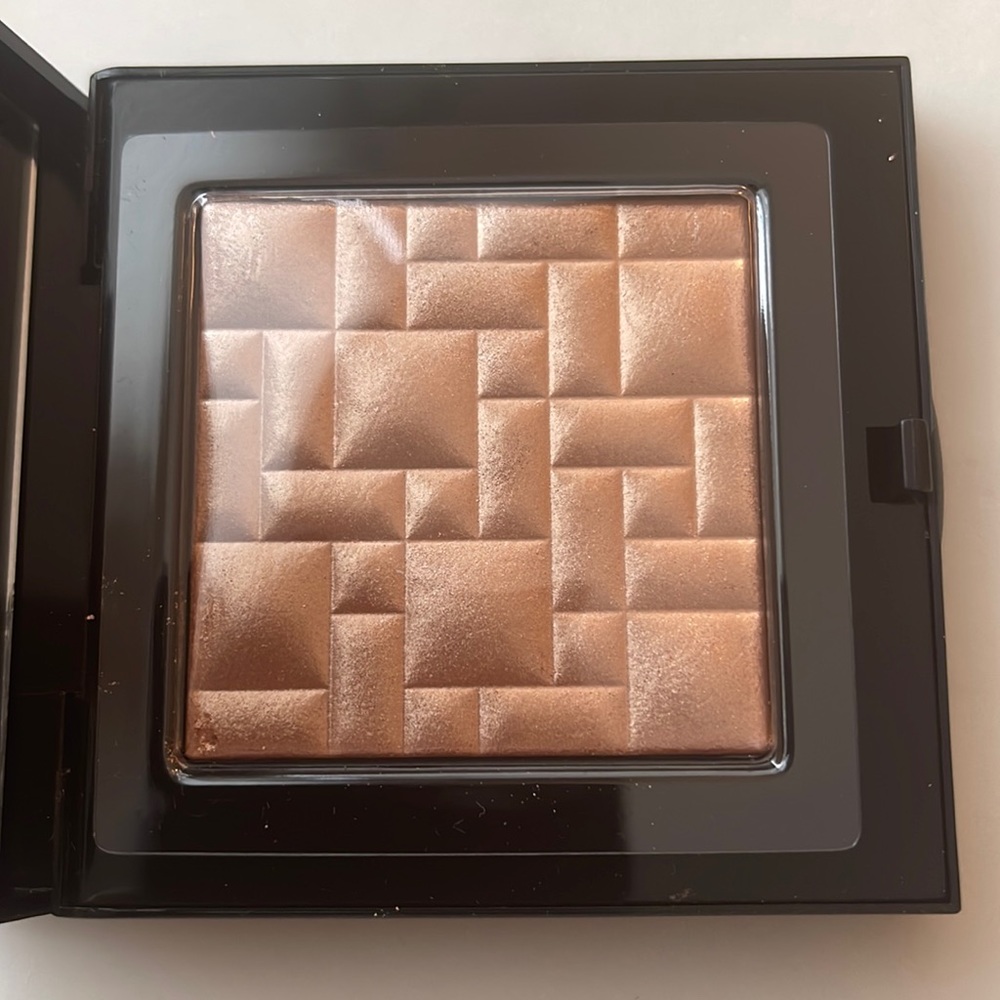 Highlight Powder-Afternoon Glow 
*Slight scratch
New & never used Without Box